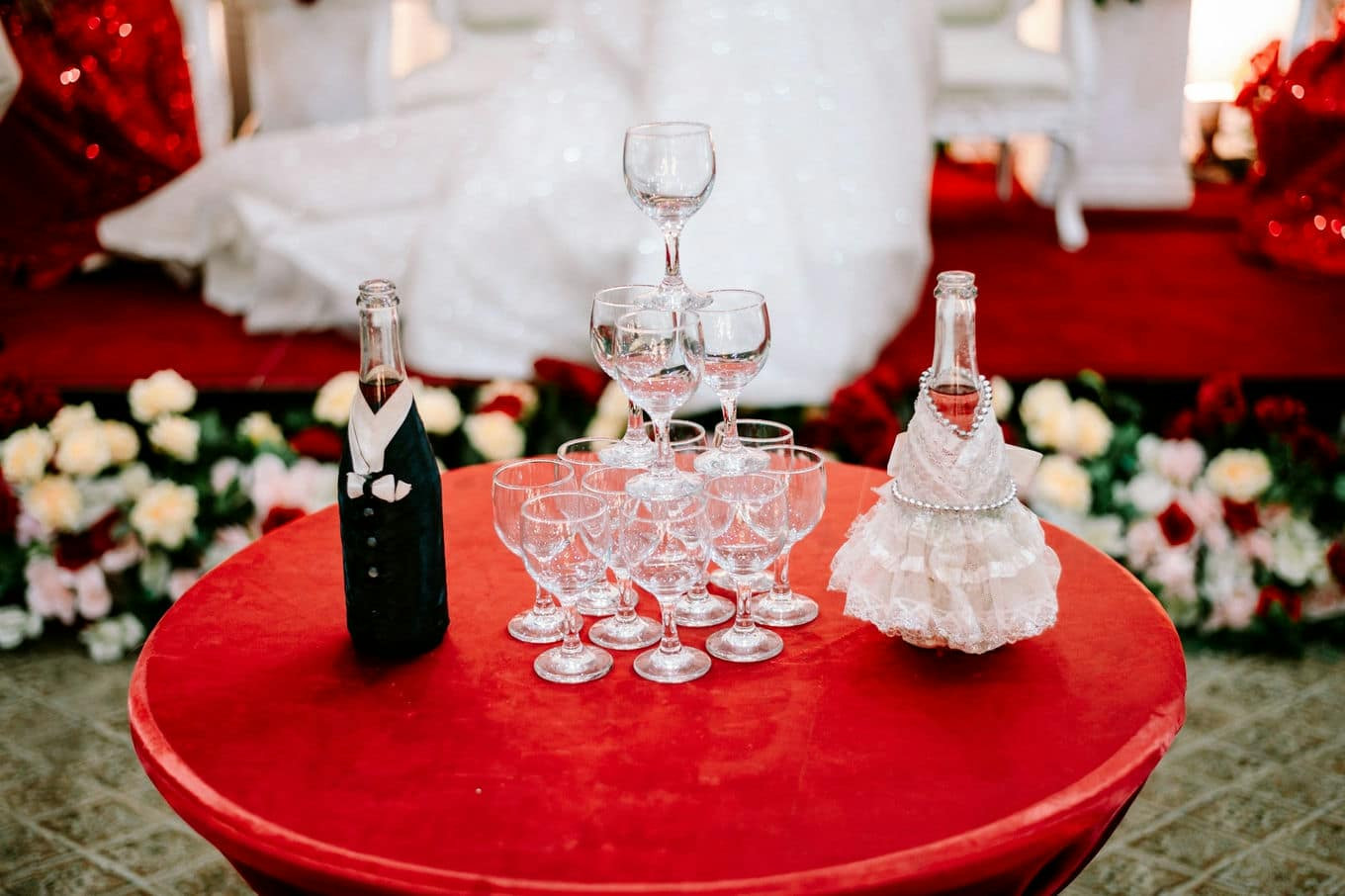 Personalizowane zawieszki na weselny alkohol – małe detale, które zachwycają gości